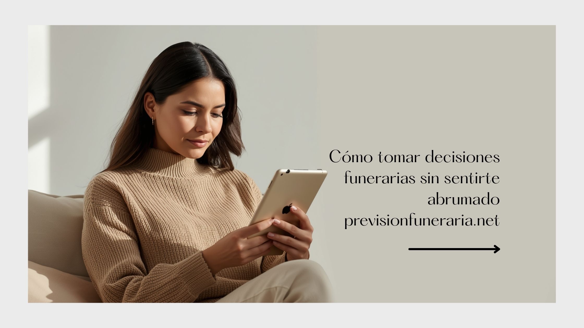 mujer leyendo un artículo